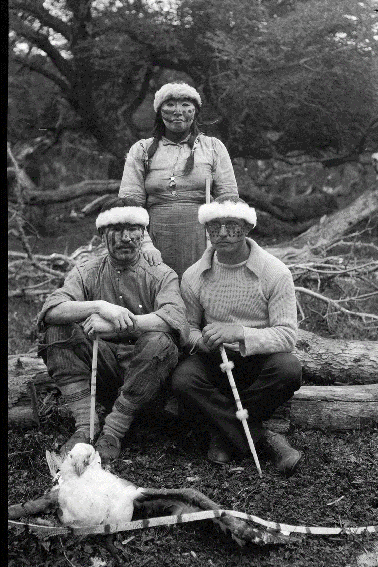 Imagen en blanco y negro de un grupo de personas sentadas en el pasto
Descripción generada automáticamente con confianza baja